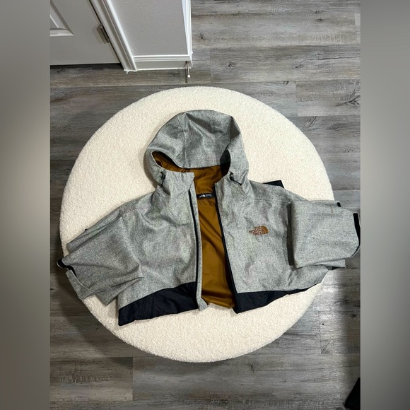 The North Face Windbreaker- Water Repelent - Picture 2 of 3